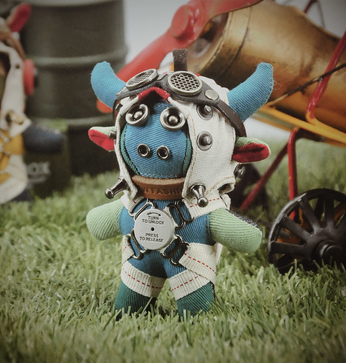 Pilot's Little Cute Cow Retro Style Pendant Keychain - Image 3