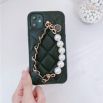 Pearl bracelet phone case - Image 4