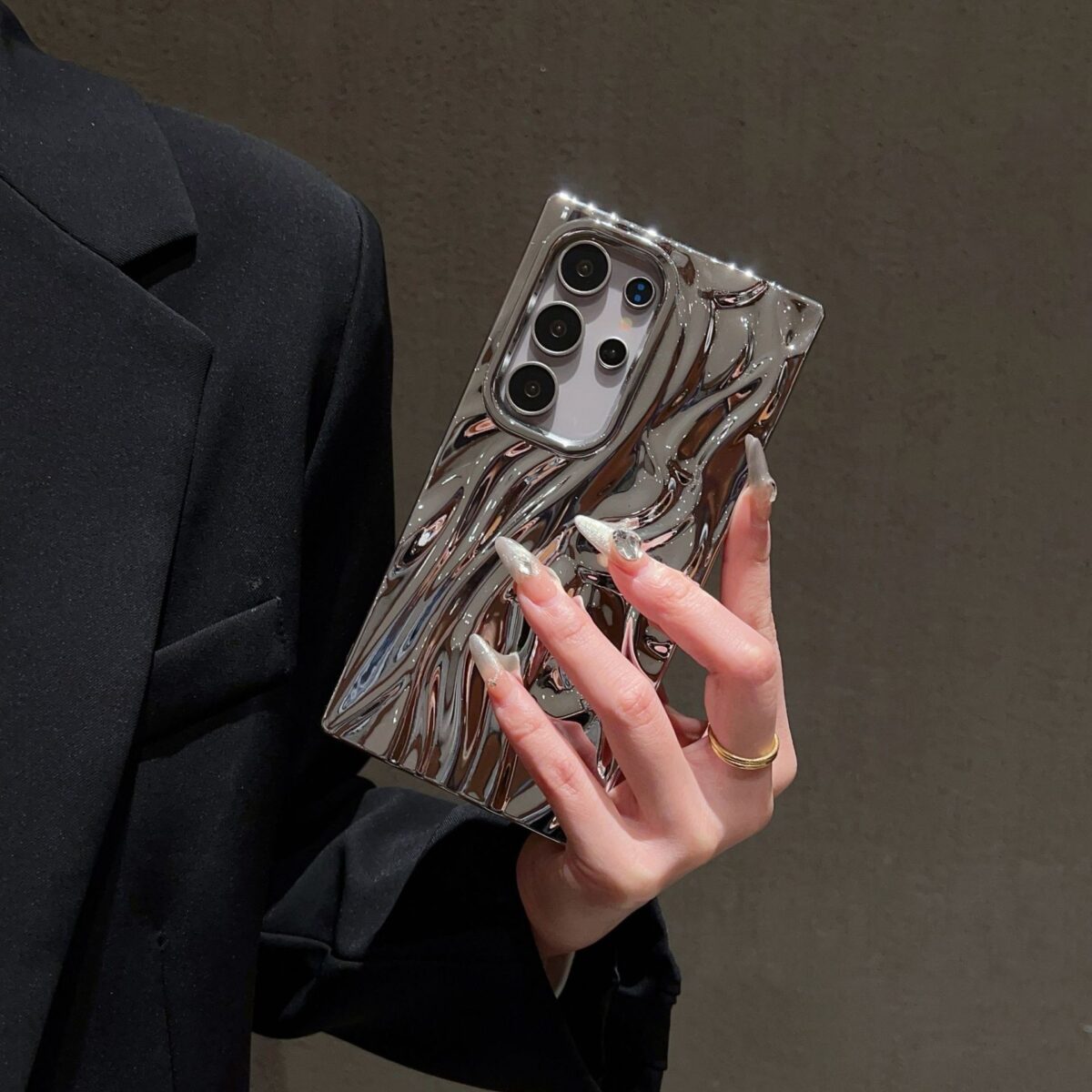 Three-dimensional Pleated Electroplating Phone Case - Image 1