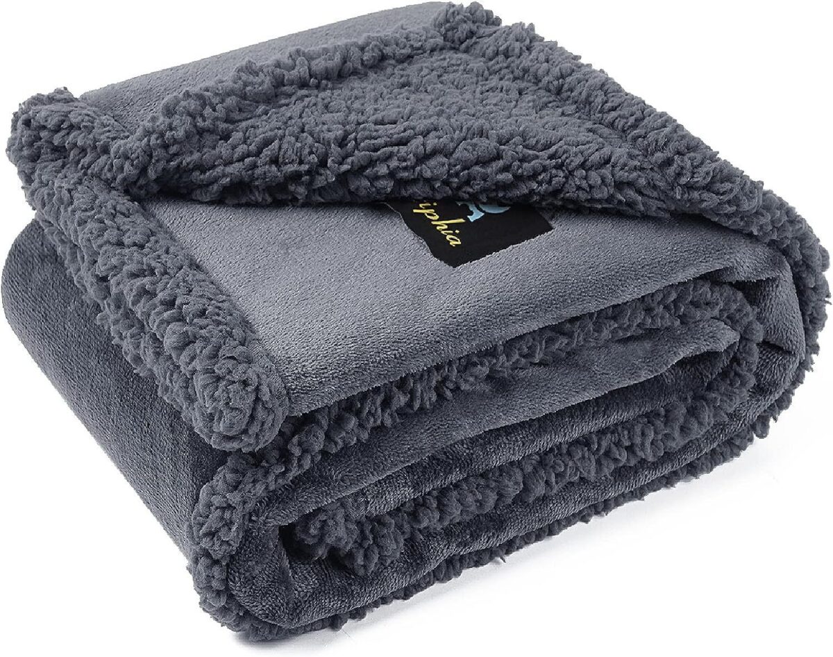 Pet Lamb Wool Warm Blanket - Image 4